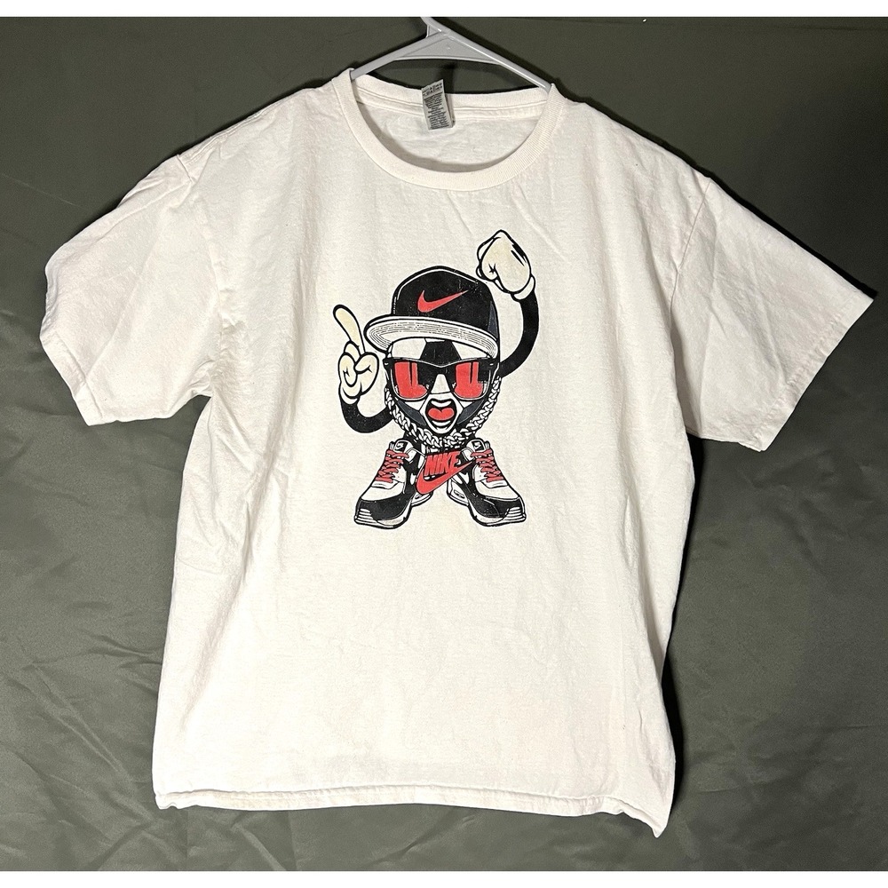 Nike T-shirt Soccer Ball Graphic T-shirt white crewneck Medium Mens shirt
